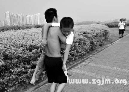 梦境解析，梦见愁人的媳妇抱着男孩向我求助的深层含义