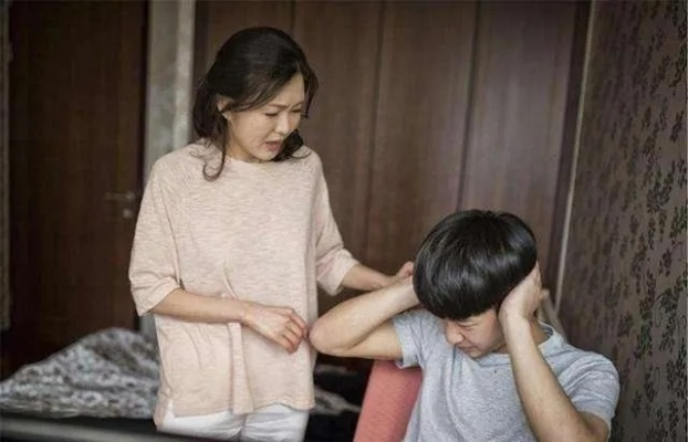 请周公解梦，梦见与前夫亲密，母亲得知后大怒，情绪失控