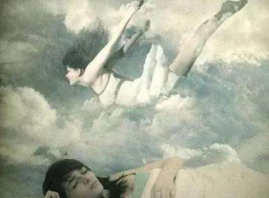 梦境与现实的交织，探寻我妈妈死去两天后我梦见她要我放鱼进棺材的深层含义