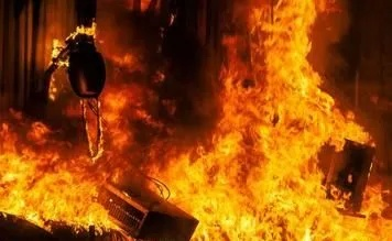 梦境启示，梦见着火了怎么也扑不灭，内心的焦虑与转变的预兆