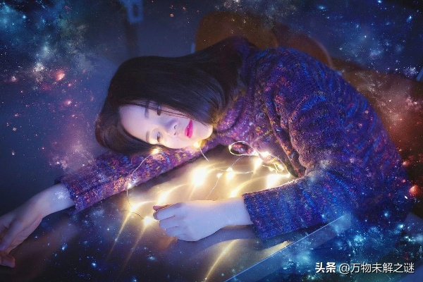 梦境的双重视角，解读做梦梦到有两个同学在梦里说喜欢我的深层含义