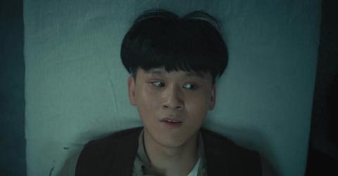 梦境的深层解析，为何梦见自己把刀刺进已故者的腹部？