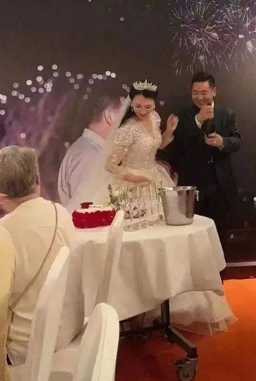 梦见与自己的丈夫再次结婚，探索梦境背后的深层含义