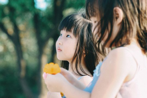 梦到一个十岁左右的女孩找她妈妈，探索梦境背后的深层含义与情感解析