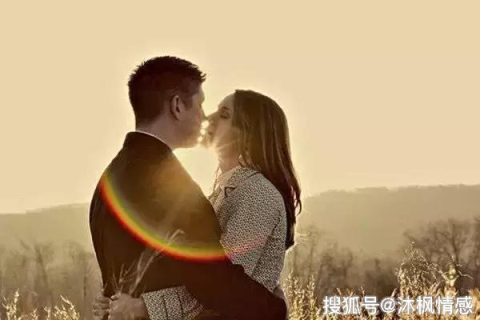 梦见女朋友跟前男友复合，情感纠葛与内心焦虑的梦境解析
