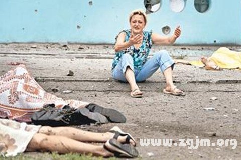 梦见死人躺在路上，预兆恐怖与心灵深处的启示