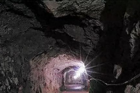 梦见床地下挖了有洞，梦境背后的深层含义与解析