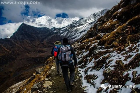 梦见自己睡在高山上，探索梦境中的高山寓意与心理解析