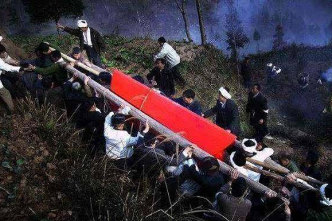 周公解梦，梦见把死人往家里抬，寓意何在？