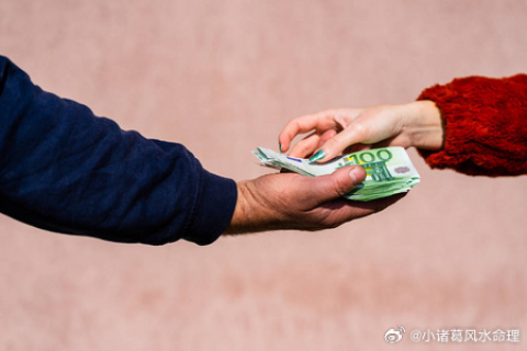 梦见捡到钱然后交到村长手里，寓意深远的梦境解析