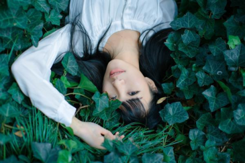 女人梦见自己被蛇咬，梦境背后的深层含义与心理解析