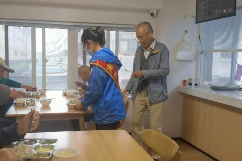 梦境中的温情再现，梦见死去的爷爷还活着，那一代未完的烟