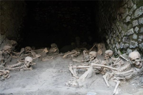 梦境解析，梦到死人躺棺材的深层含义与心理暗示