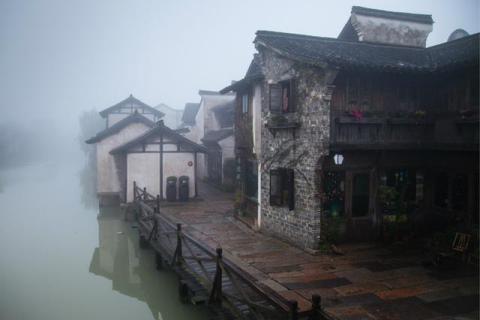 梦境交织的情感纠葛，当梦境照进现实，如何面对内心的纷扰