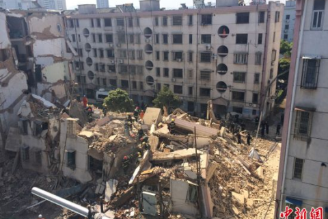 梦见房子倒塌是什么预兆但无人伤亡，梦境背后的深层含义与心理解析