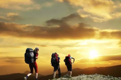 梦境解析，光脚爬山之旅——友情、挑战与自我探索的寓意