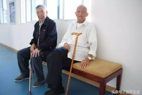 梦境中的温情，解读经常梦到已去世亲人做饭并吃得香的含义
