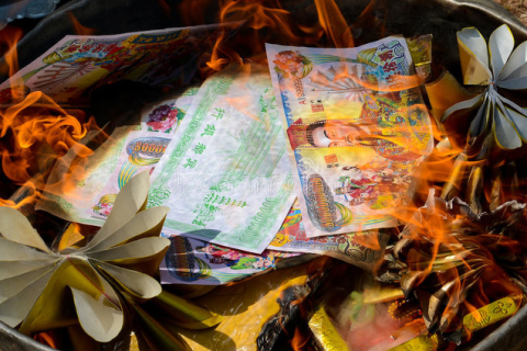 梦见死去的亲人要杀我，梦境背后的深层含义与心理解析