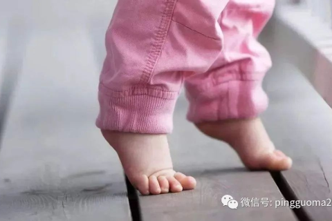 梦境中的温柔触感，解析梦见一个女的给我穿鞋的深层含义
