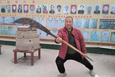梦境交织，同时梦见蛇与金鱼的深层解析