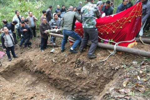 梦见抬死人没有棺材，灵魂深处的隐喻与启示