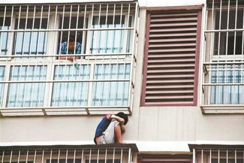 梦境中的警觉与意外，小偷翻窗逃脱的启示