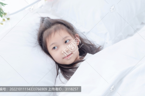 周公解梦，梦见熟人小女儿躺床上，寓意深远需细品