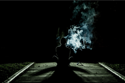梦境解析，梦见自己在路上碰见几个拿菜刀的人