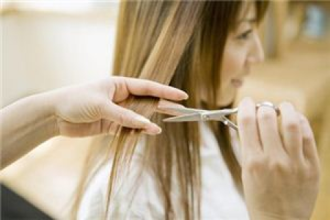 梦见别人剪了我的头发，寓意解析与心理启示