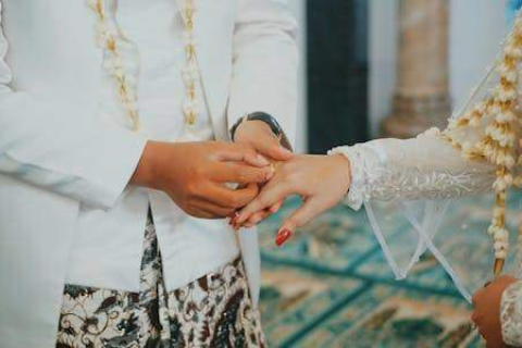梦境交织的情感纽带，梦见与儿时玩伴步入婚姻殿堂的深层解析