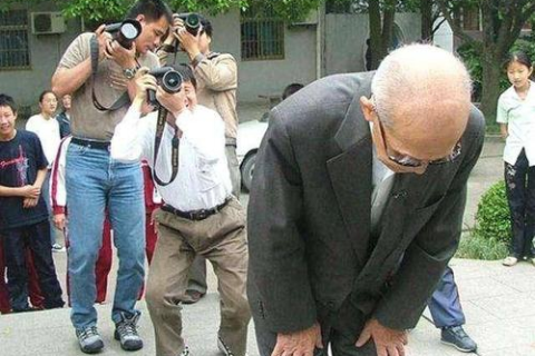 梦见妈妈出车祸去世，梦境背后的深层含义与心理解析