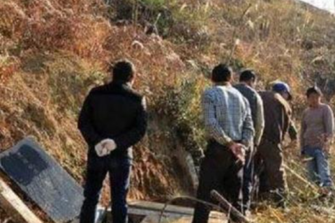 梦境的深渊，探索梦见一女人死了，她丈夫为她下葬，我看见她恐怖的脸的深层含义