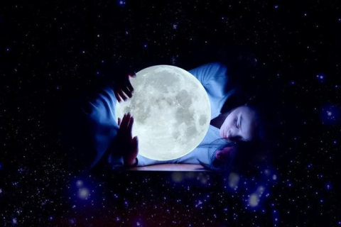 梦到过世的亲人睡在自己旁边，心灵的慰藉与未竟的对话
