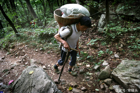梦见父亲干活扛沙袋上山坡，梦境背后的深意与解梦