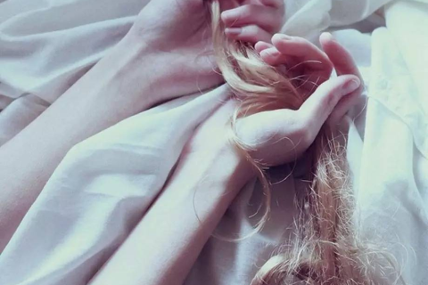 女人梦到自己手被割破流血，梦境背后的深层含义与心理解析