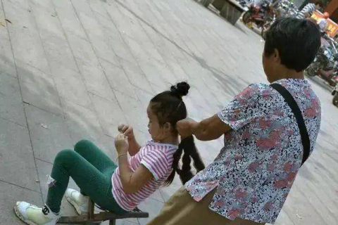 梦见地震把儿子女儿被压然后救出一个小女孩，探索梦境背后的深层含义