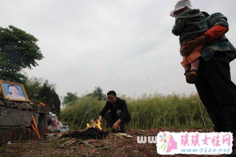 梦见与已故亲人共赴坟茔，探寻潜意识的情感纽带与心灵慰藉
