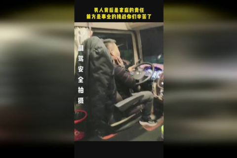 梦见有个男人拉着我看到棺材，探索梦境背后的深层含义