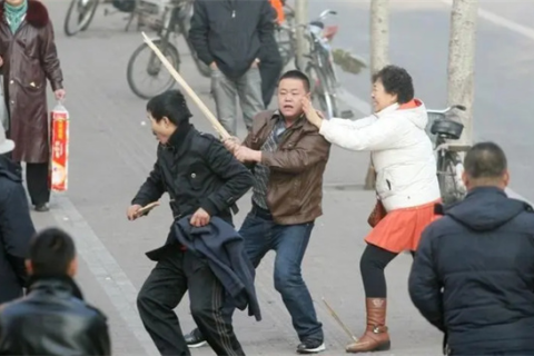 梦境中的英雄，梦见很多人打架我出来一下就制止