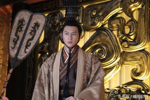 梦见自己捡到了好多好多衣服挂，探索梦境背后的深层含义