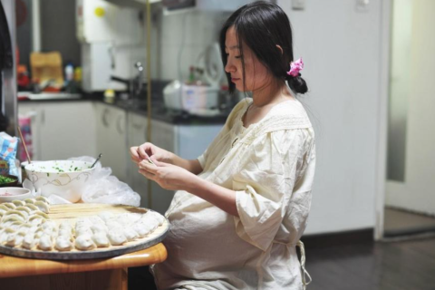 梦见抱了个小女孩，怀孕期间的胎梦，真的暗示着怀的是女孩吗？