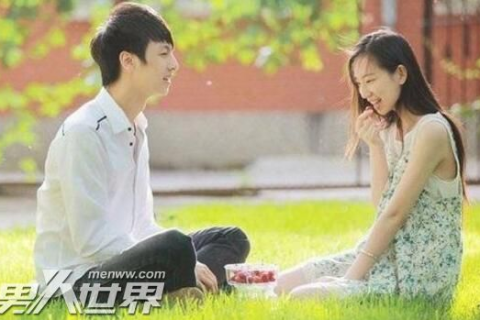 温柔梦境下的情感交织，解析已有男友却梦见另一温柔男孩告白的梦境