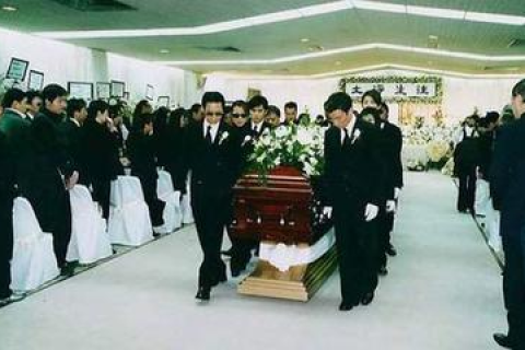 周公解梦，梦见参加葬礼的深层含义与预兆