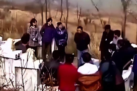 梦见死人棺材与穿白孝衣，梦境背后的深层含义与解析