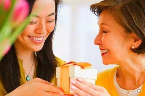 梦境解析，梦见老公买项链送给婆婆的深层含义