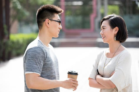 女人梦中向男人问路，探索潜意识中的指引与情感交流