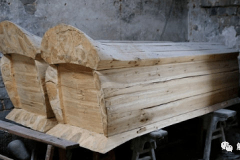 梦境解析，梦见自己给棺材刷红漆，棺材里却躺着死人
