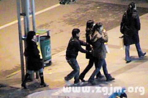 如果晚上做梦时梦见了自己家里有小偷进来抢劫了，预示与解析的深层含义