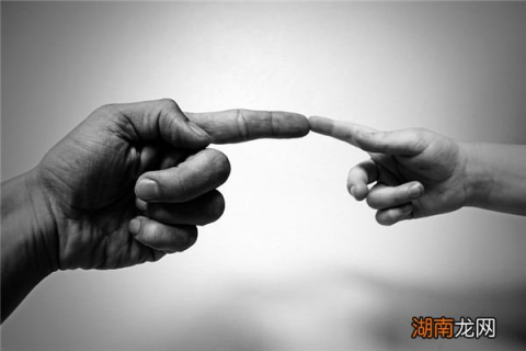 学生梦到大拇指被人踩一下手拇指掉了，梦境背后的深层含义与心理解析