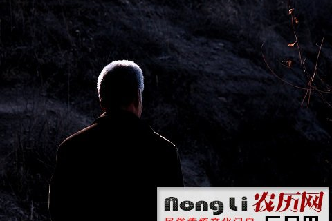 梦境交织，解析梦见父亲去世却身着丈夫衣物的深层含义